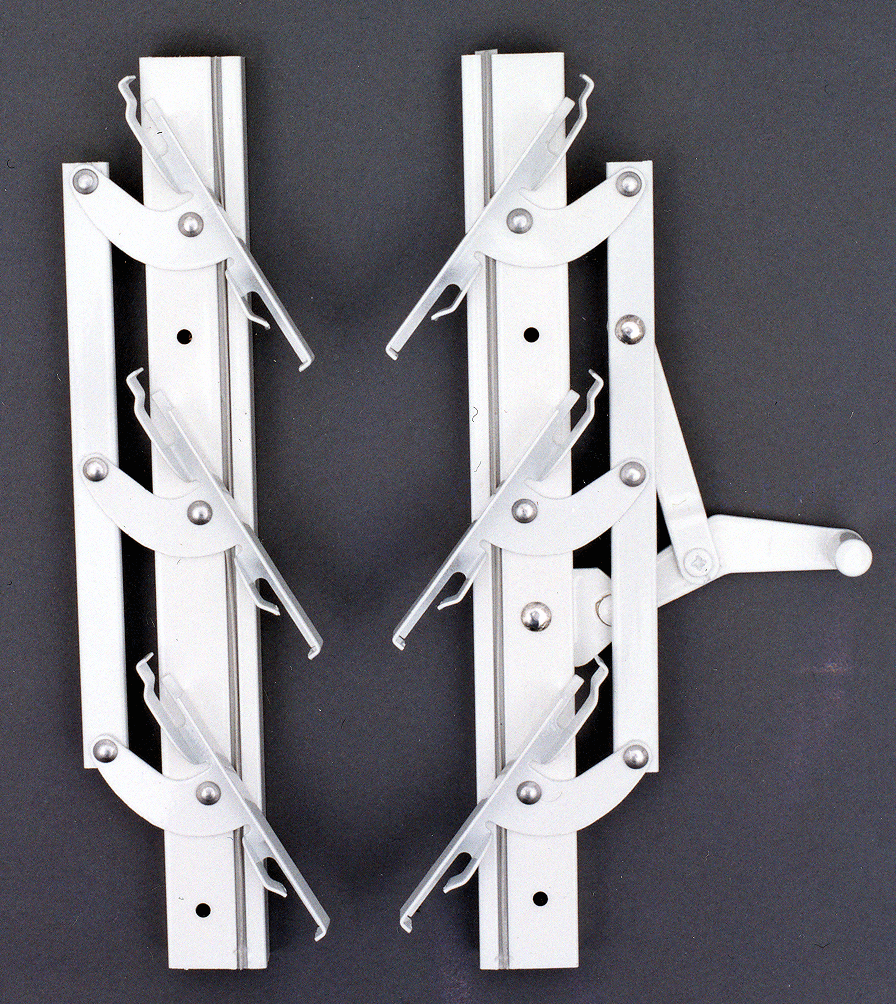 Montaje de marcos fijos fabricados en aluminio y celosia- rombo de pvc  blanco, que le permiten salvagu…
